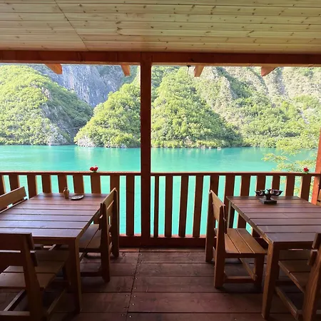 Te Panorama, Komani 3* Koman